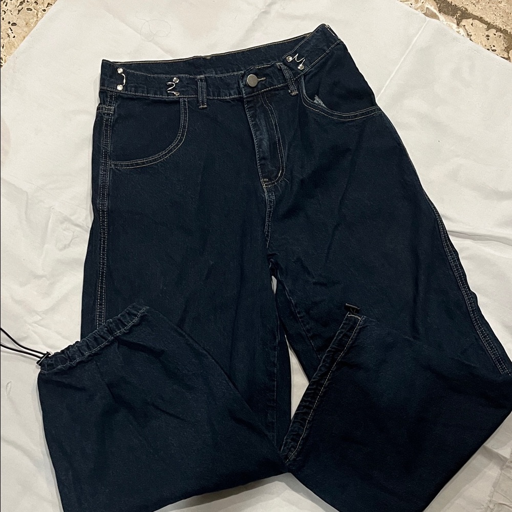 Wide Leg dark Denim Pants is dark blue (no black)